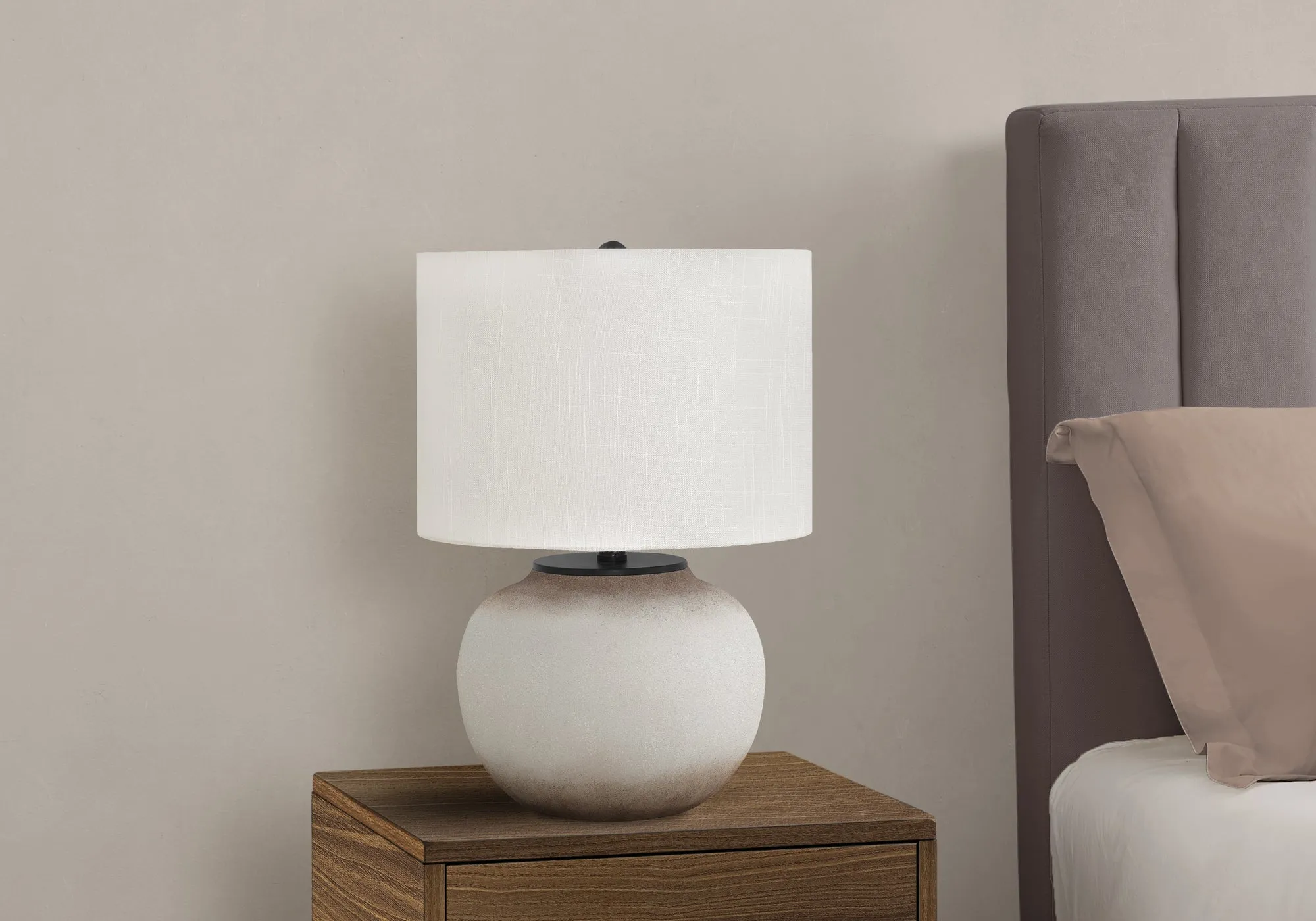 Ivory Glow: Modern Cream Ceramic Table Lamp with 21"H Lighting